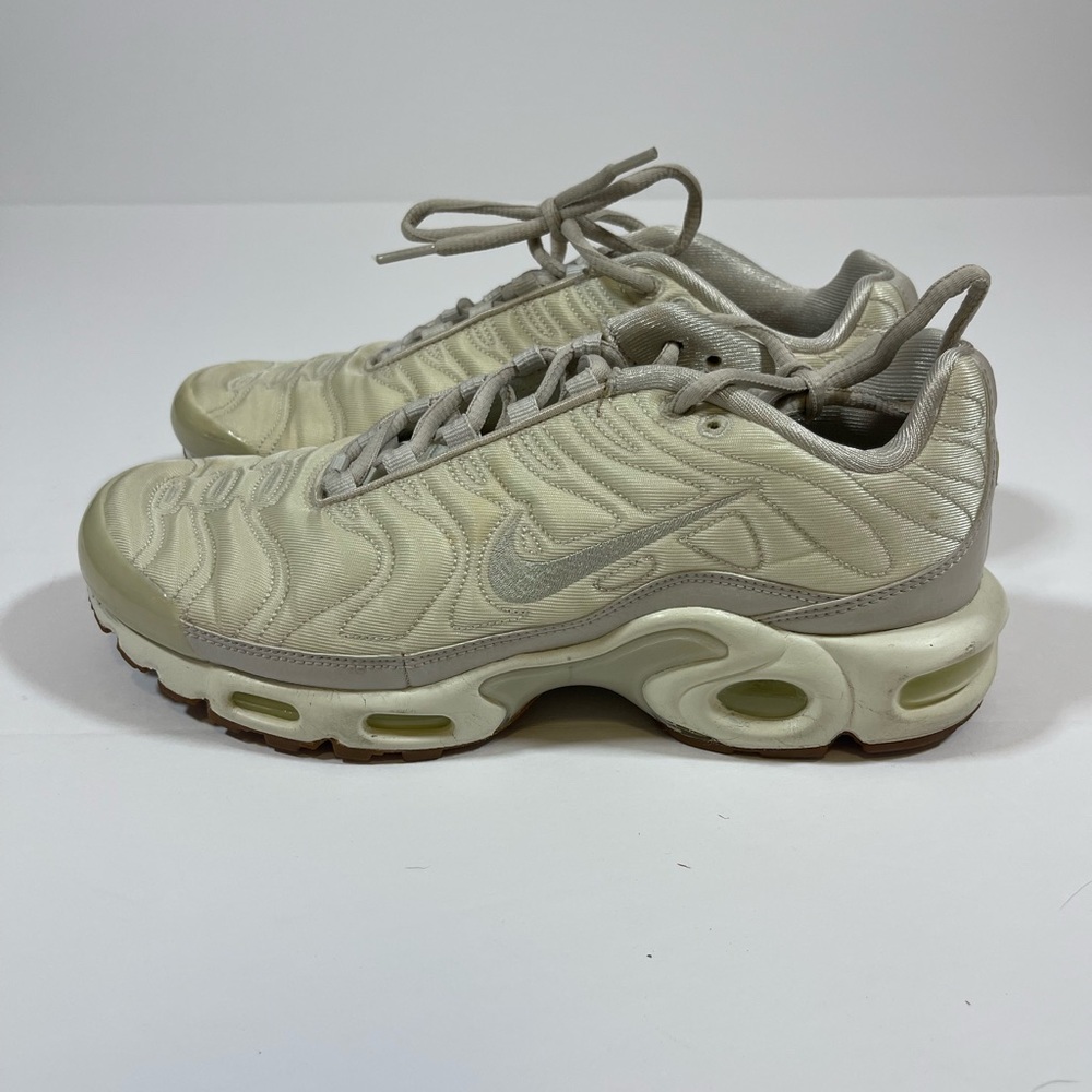 Nike Women’s Sneakers Ivory and Light Gray